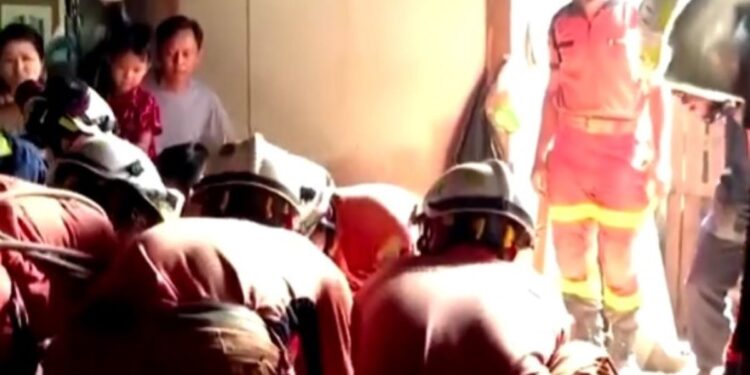 Σεισμός στην Μιανμάρ: Άνδρας βγήκε ζωντανός από τα ερείπια έπειτα από 40 ώρες