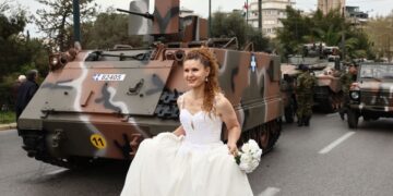 25η Μαρτίου: Στην παρέλαση με… νυφικό