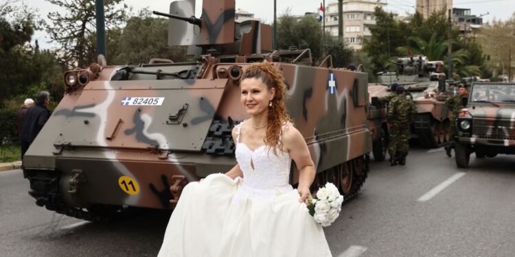 25η Μαρτίου: Στην παρέλαση με… νυφικό