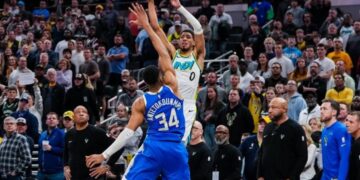 NBA: Ήττα για τους Μιλγουόκι Μπακς με το… τετράποντο της χρονιάς του Χαλιμπέρτον πάνω από τον Γιάννη