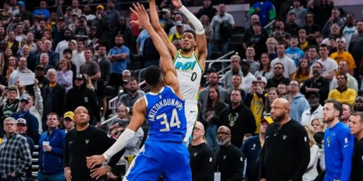 NBA: Ήττα για τους Μιλγουόκι Μπακς με το… τετράποντο της χρονιάς του Χαλιμπέρτον πάνω από τον Γιάννη