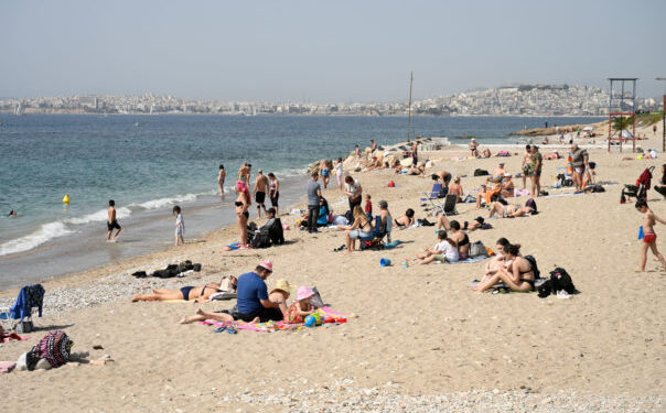 Ξεχύθηκαν στις παραλίες οι Αθηναίοι αναζητώντας λίγη δροσιά – Καλοκαίρι θυμίζει ο καιρός