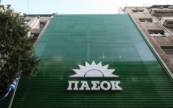 Ο Κυριάκος Μητσοτάκης όχι μόνο είναι αμετανόητος, αλλά απέδειξε ότι λέει ψέματα πιο γρήγορα και από τη σκιά του