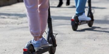 Λάρισα: Αυτοκίνητο συγκρούστηκε με ηλεκτρικό πατίνι