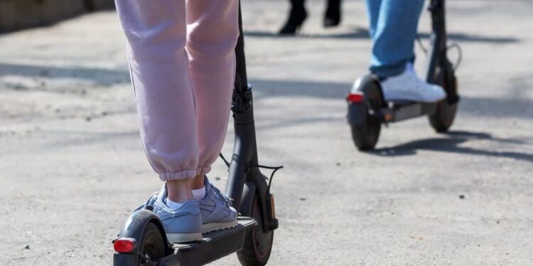 Λάρισα: Αυτοκίνητο συγκρούστηκε με ηλεκτρικό πατίνι