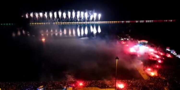 Live η τελετή λήξης, η καύση του Βασιλιά και το μεγάλο πάρτι