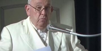 Ιταλία: Βγαίνει από το νοσοκομείο ο Πάπας