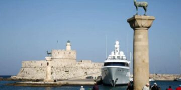 Κύκλωμα στην Πολεοδομία Ρόδου: Προϊστάμενος απαίτησε ανταμοιβή επειδή απέτρεψε έλεγχο σε παραλιακό μαγαζί