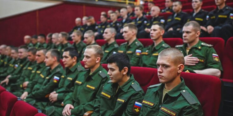 Επιστρατεύει 160.000 νέους, αλλά λέει ότι δεν θα σταλούν στην Ουκρανία