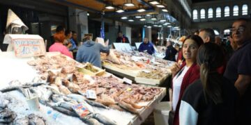 Καθαρά Δευτέρα: Αυξημένη η κίνηση στη Βαρβάκειο για το σαρακοστιανό τραπέζι