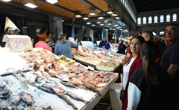 Καθαρά Δευτέρα: Αυξημένη η κίνηση στη Βαρβάκειο για το σαρακοστιανό τραπέζι