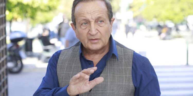 Πέτρος Φιλιππίδης: «Δεν ισχυρίστηκε ότι υπήρξε καταγγελία ανηλίκου εις βάρος του Μπιμπίλα» λένε οι δικηγόροι του