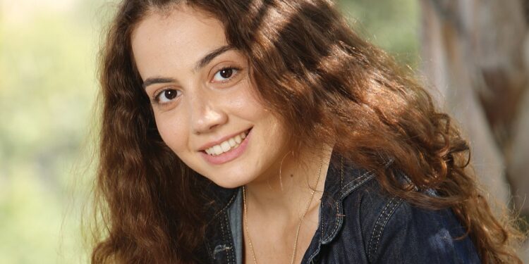 Η Άννα βρίσκεται στον ελαιώνα την ώρα που σπάνε τα νερά