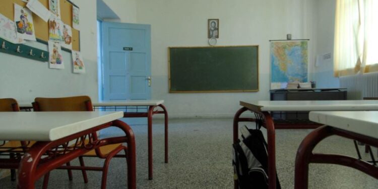 Πάσχα 2025: Πότε κλείνουν και πότε ανοίγουν ξανά τα σχολεία