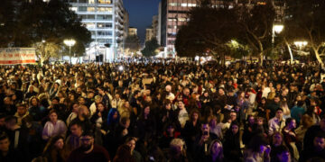 Σύνταγμα: Σε εξέλιξη η συναυλία για τα Τέμπη