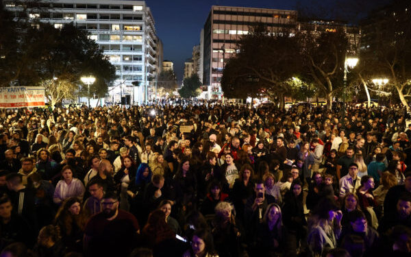 Σύνταγμα: Σε εξέλιξη η συναυλία για τα Τέμπη