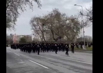 Θεσσαλονίκη: Οι σπουδαστές της ΣΣΑΣ παρελαύνουν φωνάζοντας σύνθημα για ένα από τα θύματα των Τεμπών – «Κλαούντια σε αγαπώ»