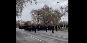 Θεσσαλονίκη: Οι σπουδαστές της ΣΣΑΣ παρελαύνουν φωνάζοντας σύνθημα για ένα από τα θύματα των Τεμπών – «Κλαούντια σε αγαπώ»