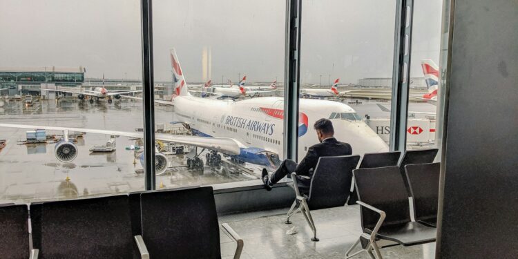 Αεροπορικό χάος στην Ευρώπη: 1.351 πτήσεις ακυρώνονται ή εκτρέπονται μετά το κλείσιμο του Χίθροου