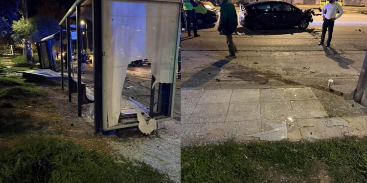 Τροχαίο στην παραλιακή: Αυτοκίνητο έπεσε σε βράχο και διέλυσε στάση λεωφορείου