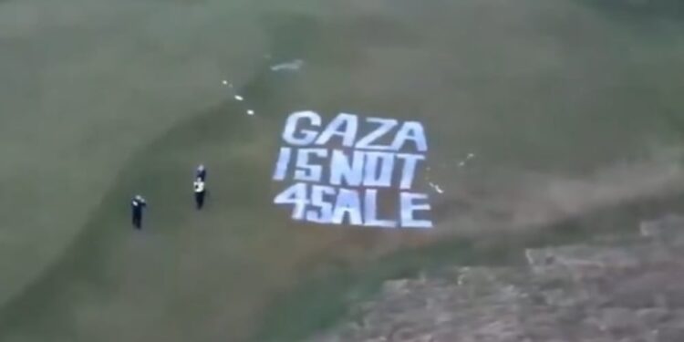 Παλαιστίνιοι ακτιβιστές βανδάλισαν γκολφ κλαμπ του Τραμπ με κόκκινες μπόγιες και συνθήματα