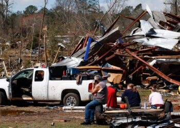 Ανεμοστρόβιλοι και καταιγίδες άφησαν πίσω τους 34 νεκρούς