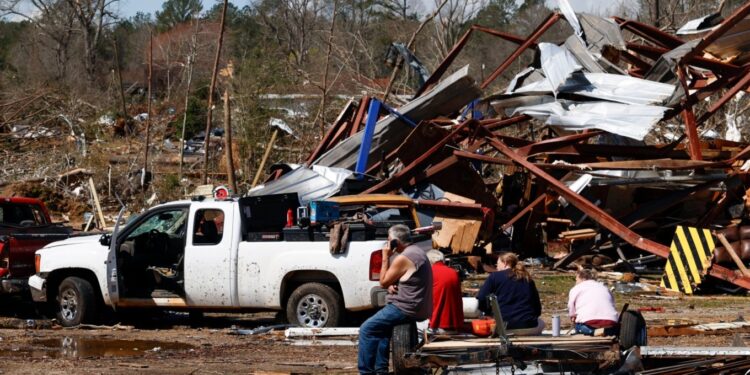 Ανεμοστρόβιλοι και καταιγίδες άφησαν πίσω τους 34 νεκρούς