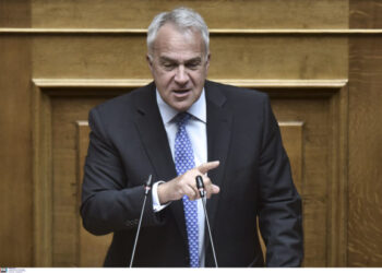 Απέσυρε διατάξεις της προηγούμενης πολιτικής ηγεσίας του Υπουργείου Μετανάστευσης