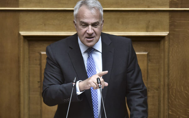 Απέσυρε διατάξεις της προηγούμενης πολιτικής ηγεσίας του Υπουργείου Μετανάστευσης