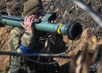 Αυξάνει κατά 2 δισ. λίρες τις πιστώσεις για εξαγωγές όπλων