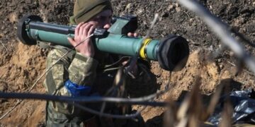 Αυξάνει κατά 2 δισ. λίρες τις πιστώσεις για εξαγωγές όπλων