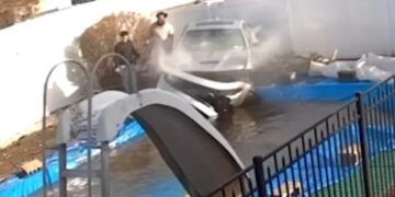 Αυτοκίνητο διαπέρασε φράχτη σπιτιού και κατέληξε στην πισίνα