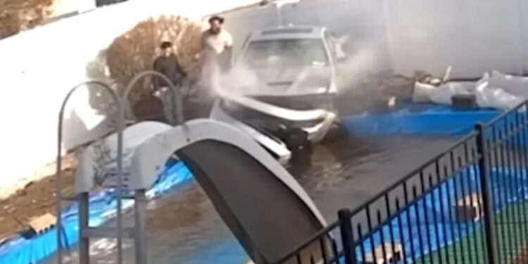 Αυτοκίνητο διαπέρασε φράχτη σπιτιού και κατέληξε στην πισίνα