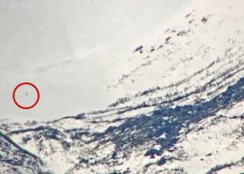 Άνδρας κάνει snowboard και γλιτώνει στο παρά πέντε από χιονοστιβάδα