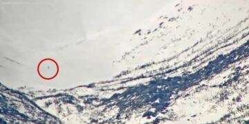 Άνδρας κάνει snowboard και γλιτώνει στο παρά πέντε από χιονοστιβάδα