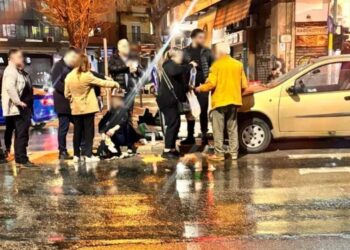 Αυτοκίνητο καβάλησε νησίδα και έπεσε σε φανάρι – Τραυματίστηκε πεζός