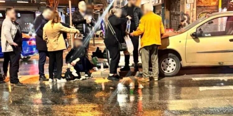 Αυτοκίνητο καβάλησε νησίδα και έπεσε σε φανάρι – Τραυματίστηκε πεζός