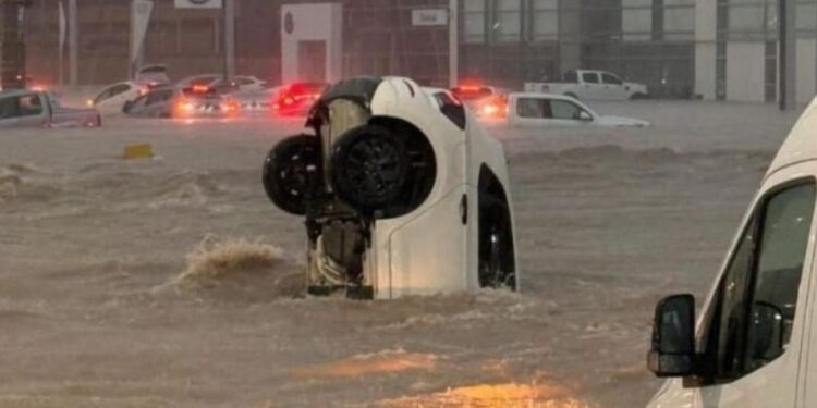 Τουλάχιστον 16 νεκροί και 100 αγνοούμενοι εξαιτίας των πλημμυρών – Πάνω από 1200 κάτοικοι εγκατέλειψαν τα σπίτια τους