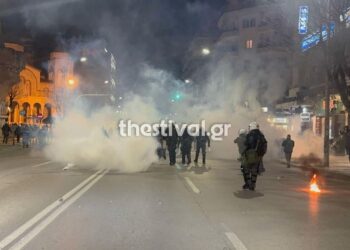 Δεκάδες προσαγωγές από την ΕΛ.ΑΣ. για τα επεισόδια μετά το συλλαλητήριο για τα Τέμπη