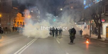 Δεκάδες προσαγωγές από την ΕΛ.ΑΣ. για τα επεισόδια μετά το συλλαλητήριο για τα Τέμπη