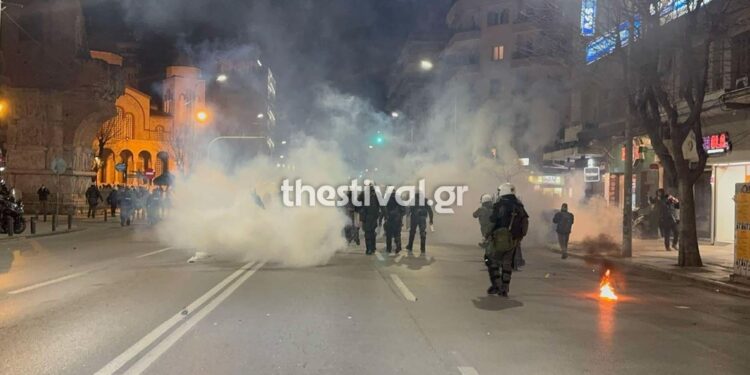 Δεκάδες προσαγωγές από την ΕΛ.ΑΣ. για τα επεισόδια μετά το συλλαλητήριο για τα Τέμπη