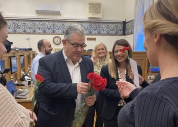 Μοίρασε γαρύφαλλα στις δημοσιογράφους στη Βουλή για την Ημέρα της Γυναίκας