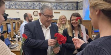 Μοίρασε γαρύφαλλα στις δημοσιογράφους στη Βουλή για την Ημέρα της Γυναίκας