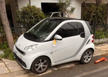 Θεσσαλονίκη: Ανάρπαστα τα καρτελάκια που «στοχεύουν» τους ασυνείδητους οδηγούς που παρκάρουν σε ράμπες αναπήρων