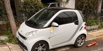 Θεσσαλονίκη: Ανάρπαστα τα καρτελάκια που «στοχεύουν» τους ασυνείδητους οδηγούς που παρκάρουν σε ράμπες αναπήρων