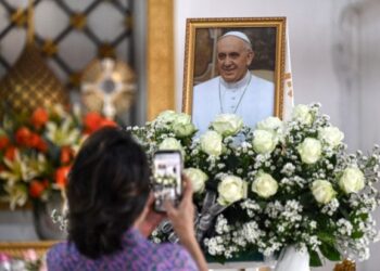 Πάπας Φραγκίσκος – LIVE το λαϊκό προσκύνημα: Ηχούν πένθιμα οι καμπάνες