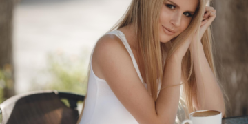 Οι γονείς της απειλούν ότι θα κόψουν τις επαφές μαζί της αν δεν χωρίσει