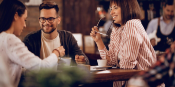 Βγήκαν για φαγητό με φιλικό ζευγάρι και ο σύζυγός της την έκανε να νιώθει άσχημα για το βάρος της