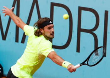 Πρόκριση με ανατροπή για Τσιτσιπά