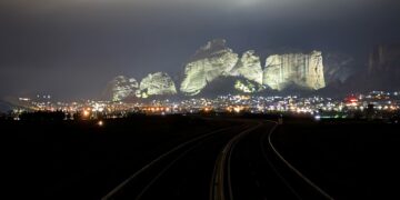 Ατμόσφαιρα βαθιάς κατάνυξης και μυσταγωγίας στα Μετέωρα – Φωτίστηκαν οι βράχοι